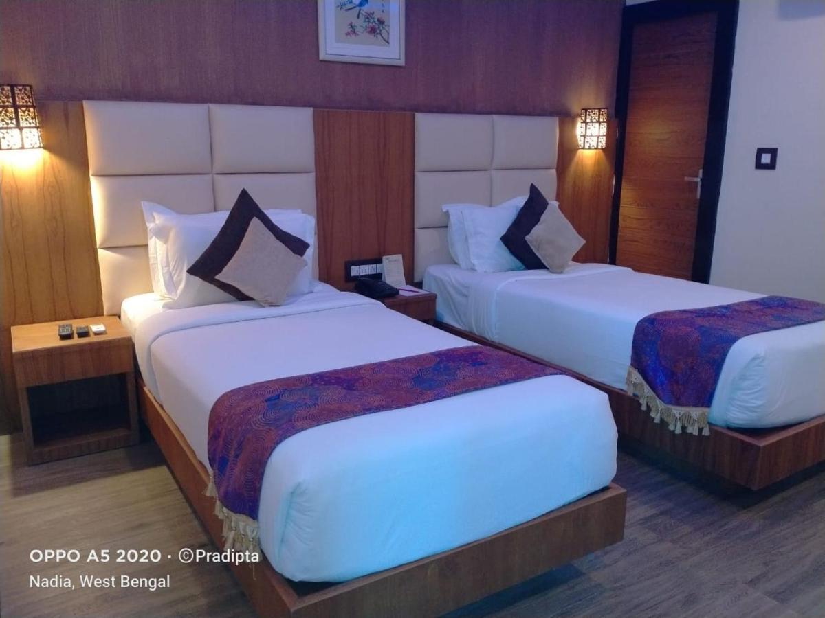 Dolphin Chocolate Inn Chandannagar Eksteriør billede