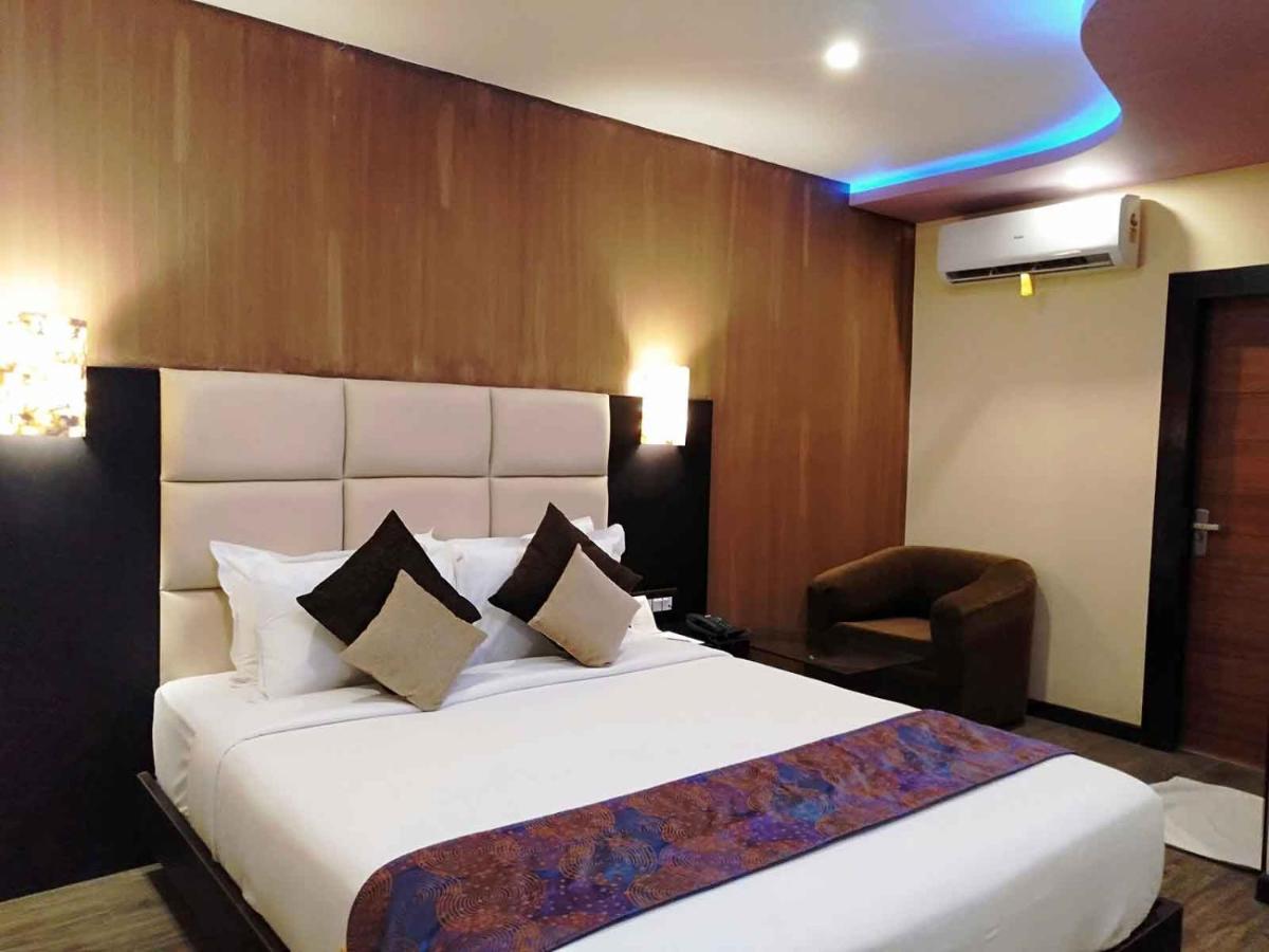 Dolphin Chocolate Inn Chandannagar Eksteriør billede