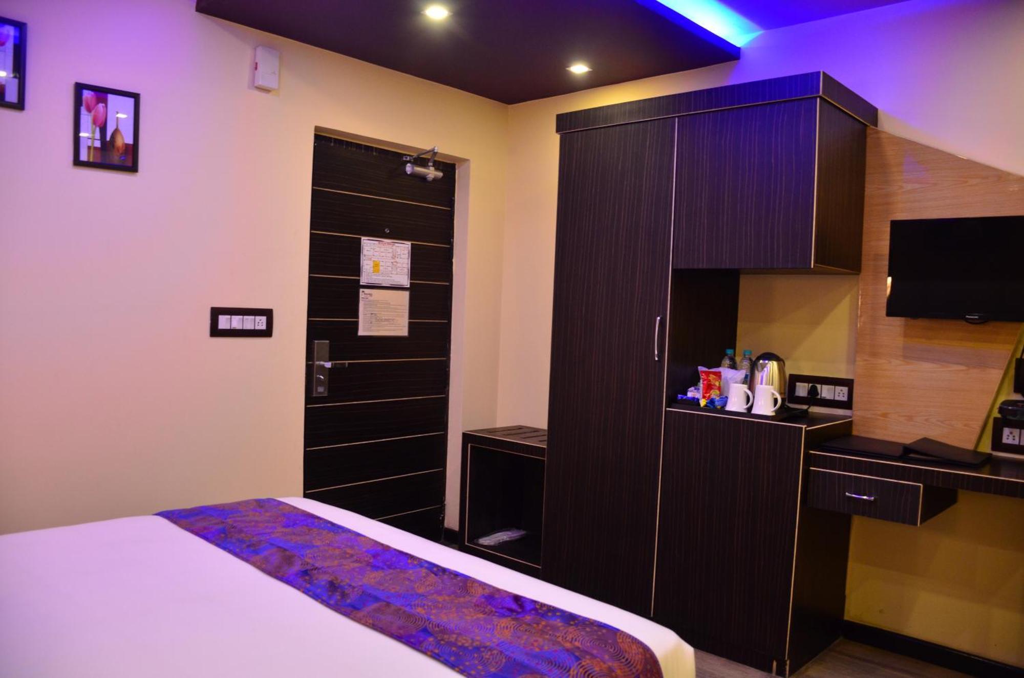 Dolphin Chocolate Inn Chandannagar Eksteriør billede