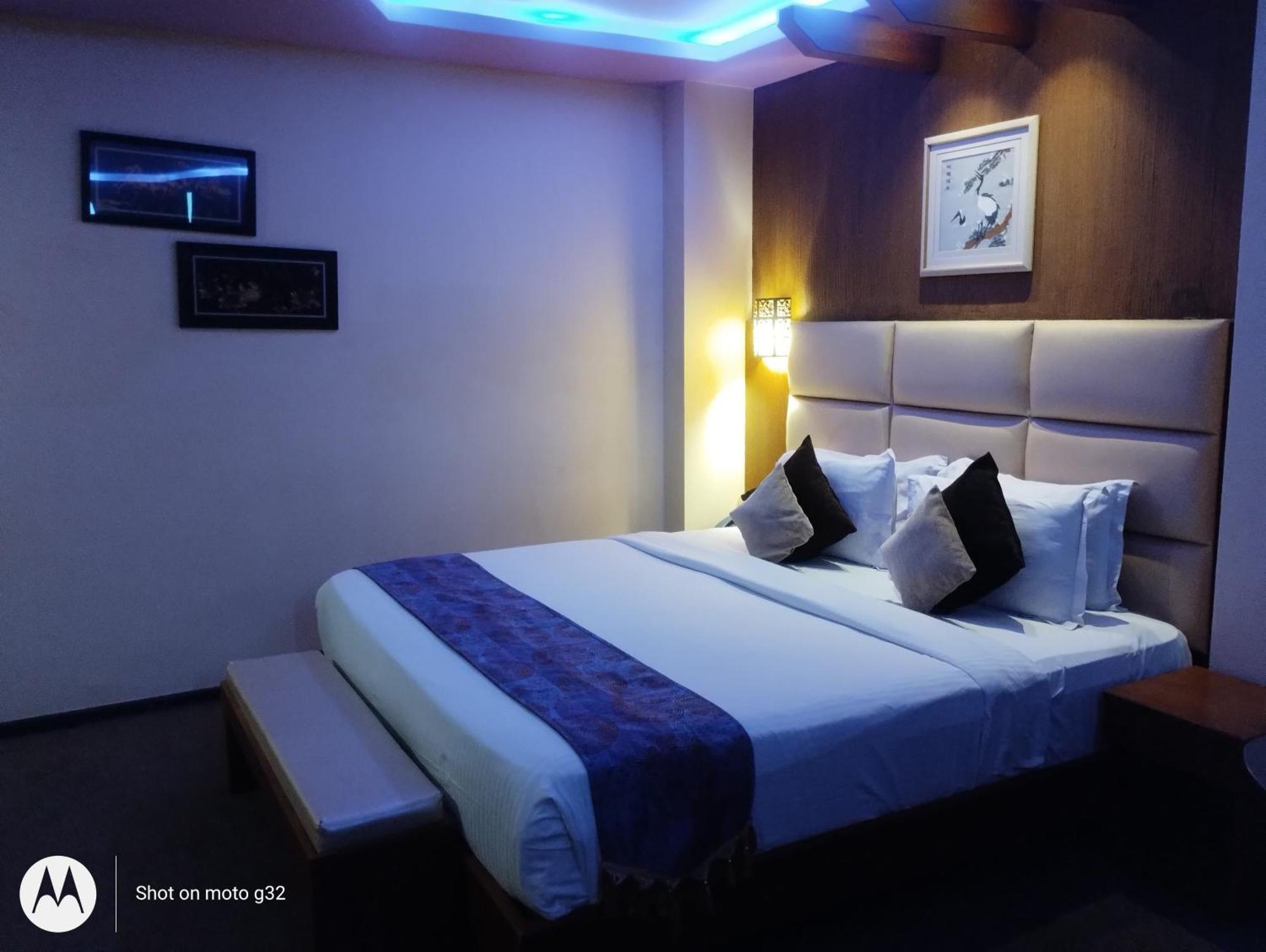 Dolphin Chocolate Inn Chandannagar Eksteriør billede