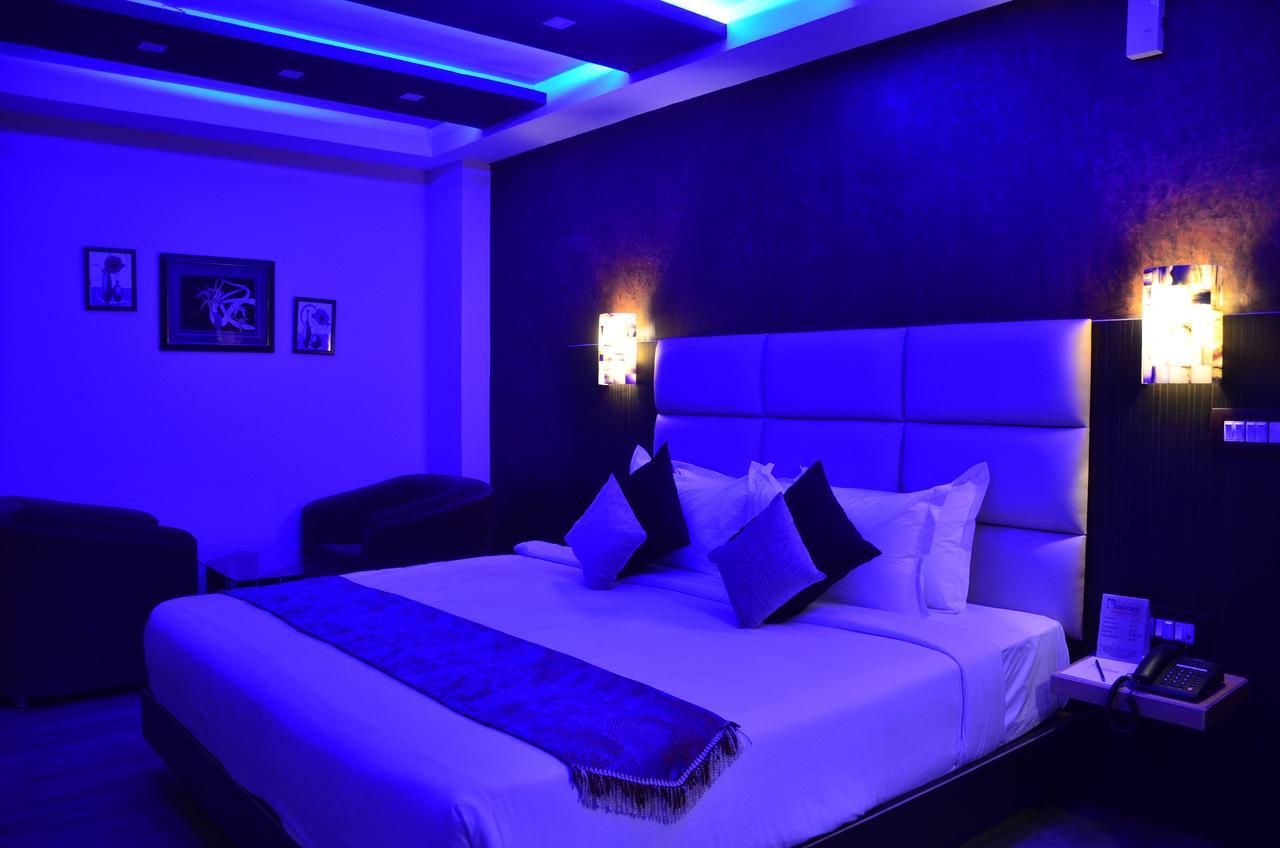 Dolphin Chocolate Inn Chandannagar Eksteriør billede